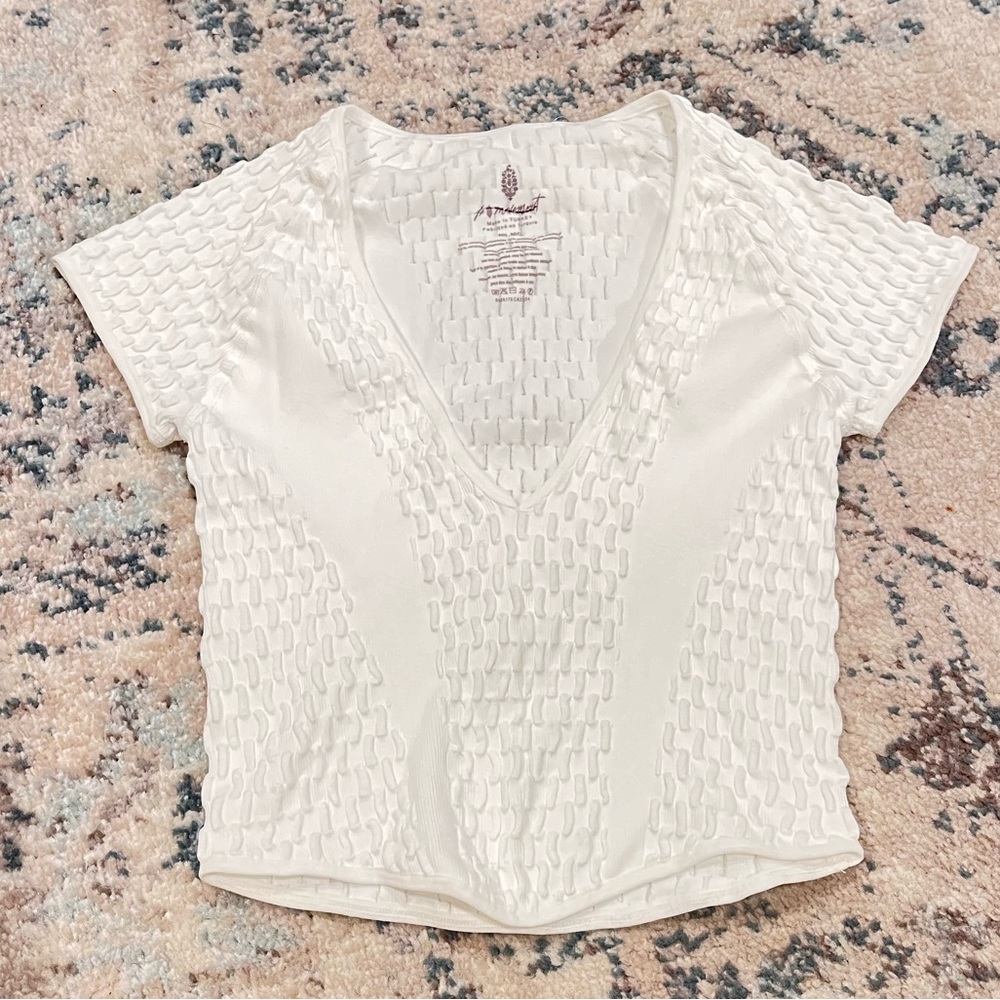 FP Movement Size M/L White V-neck Slight Crop Ruche texture workout top